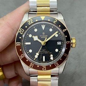 ZF has added a new "Root Beer Bezel" watch to Tudor's GMT family. The overall color scheme is more composed, highlighting a retro style. (Watch model: M79833MN - 0001)