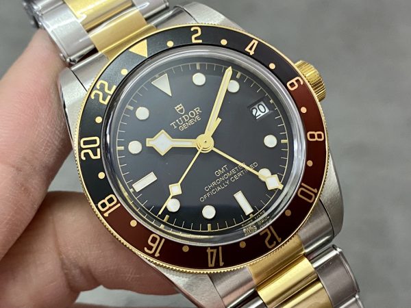 ZF has added a new "Root Beer Bezel" watch to Tudor's GMT family. The overall color scheme is more composed, highlighting a retro style. (Watch model: M79833MN - 0001) - Image 2