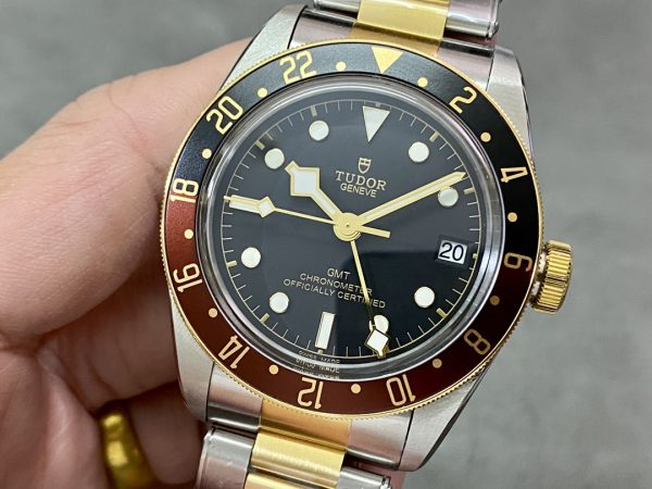 ZF has added a new "Root Beer Bezel" watch to Tudor's GMT family. The overall color scheme is more composed, highlighting a retro style. (Watch model: M79833MN - 0001) - Image 4