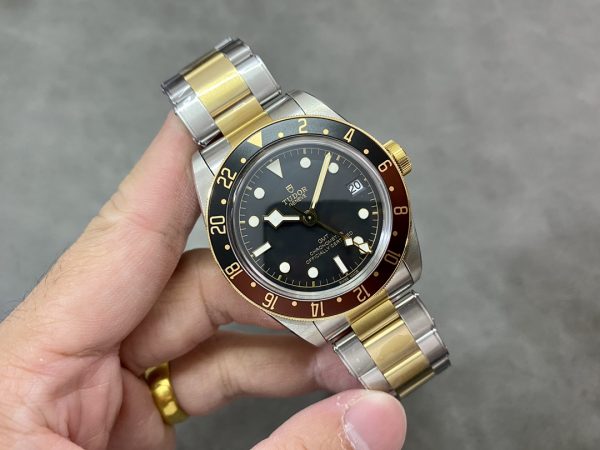 ZF has added a new "Root Beer Bezel" watch to Tudor's GMT family. The overall color scheme is more composed, highlighting a retro style. (Watch model: M79833MN - 0001) - Image 5