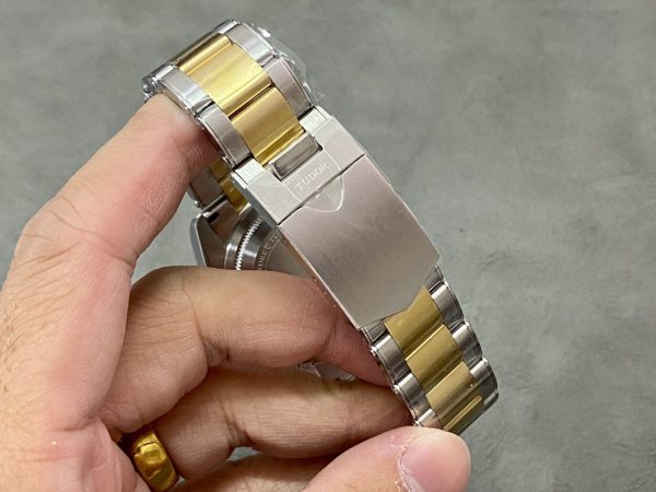ZF has added a new "Root Beer Bezel" watch to Tudor's GMT family. The overall color scheme is more composed, highlighting a retro style. (Watch model: M79833MN - 0001) - Image 10