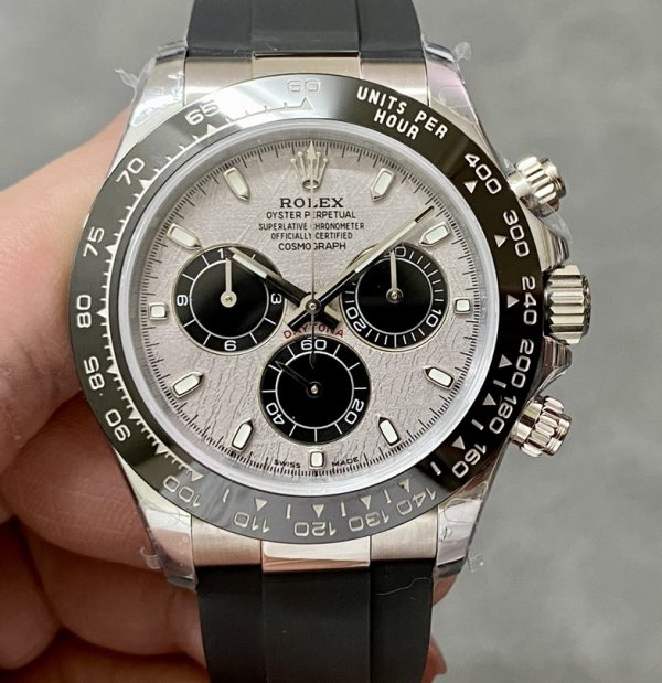 The Rolex Daytona produced by QF features a powerful 4130 movement and showcases its charm with 904 stainless steel and a 40mm diameter.