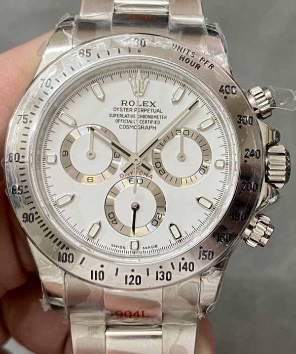 The Rolex Daytona produced by QF features a powerful 4130 movement and showcases its charm with 904 stainless steel and a 40mm diameter.